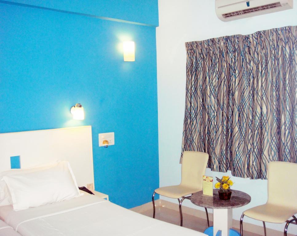 Hotel Pandian Ченай Екстериор снимка