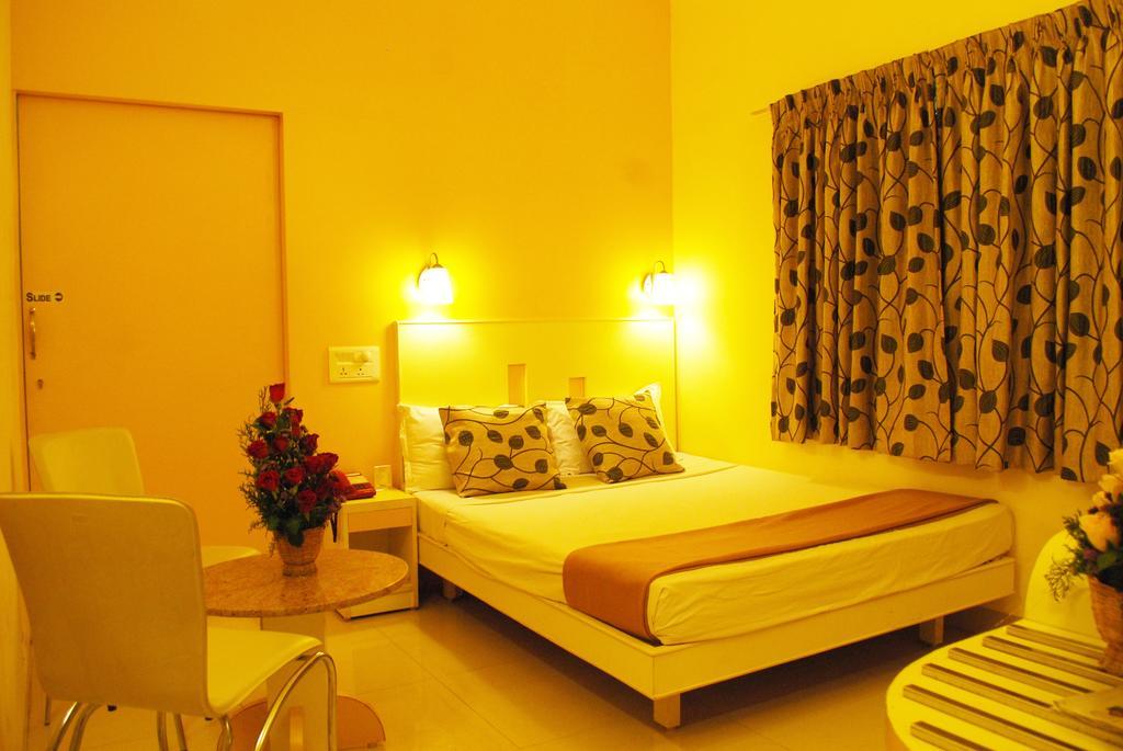 Hotel Pandian Ченай Екстериор снимка