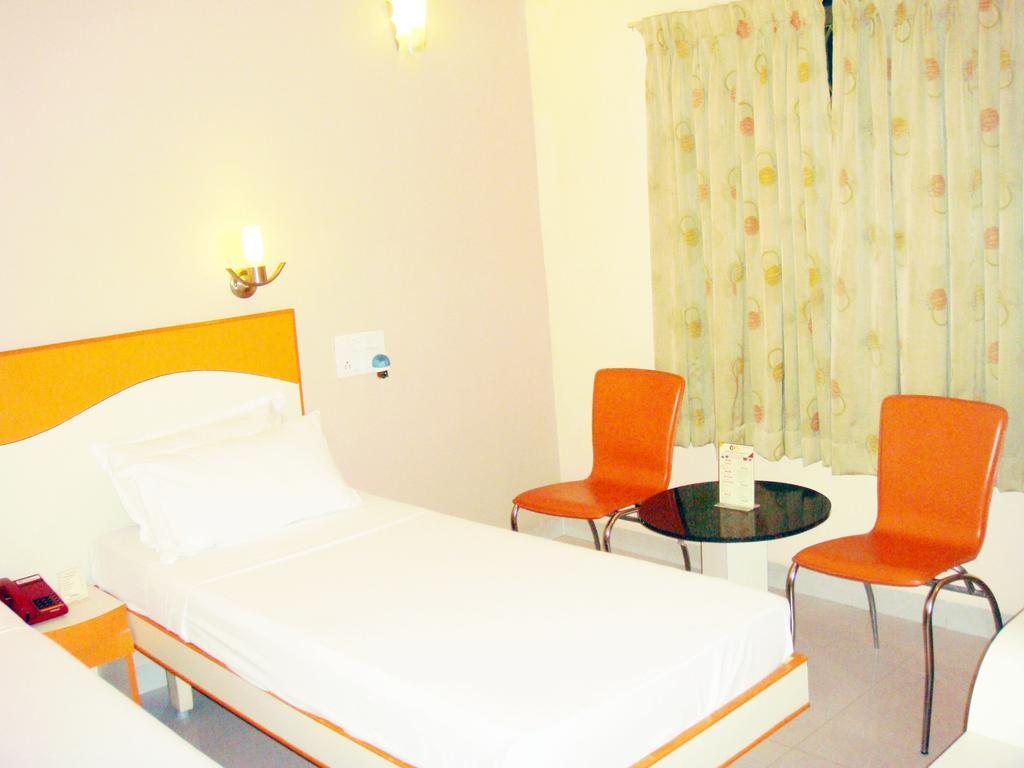 Hotel Pandian Ченай Екстериор снимка