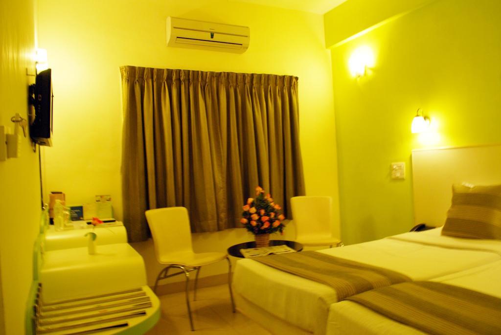 Hotel Pandian Ченай Екстериор снимка