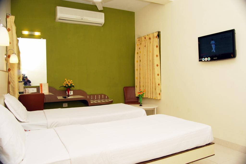 Hotel Pandian Ченай Екстериор снимка