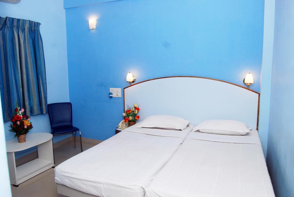 Hotel Pandian Ченай Екстериор снимка