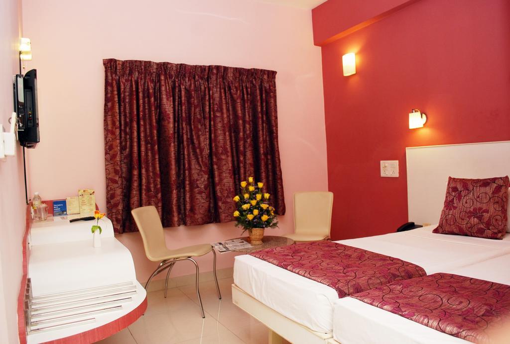 Hotel Pandian Ченай Екстериор снимка