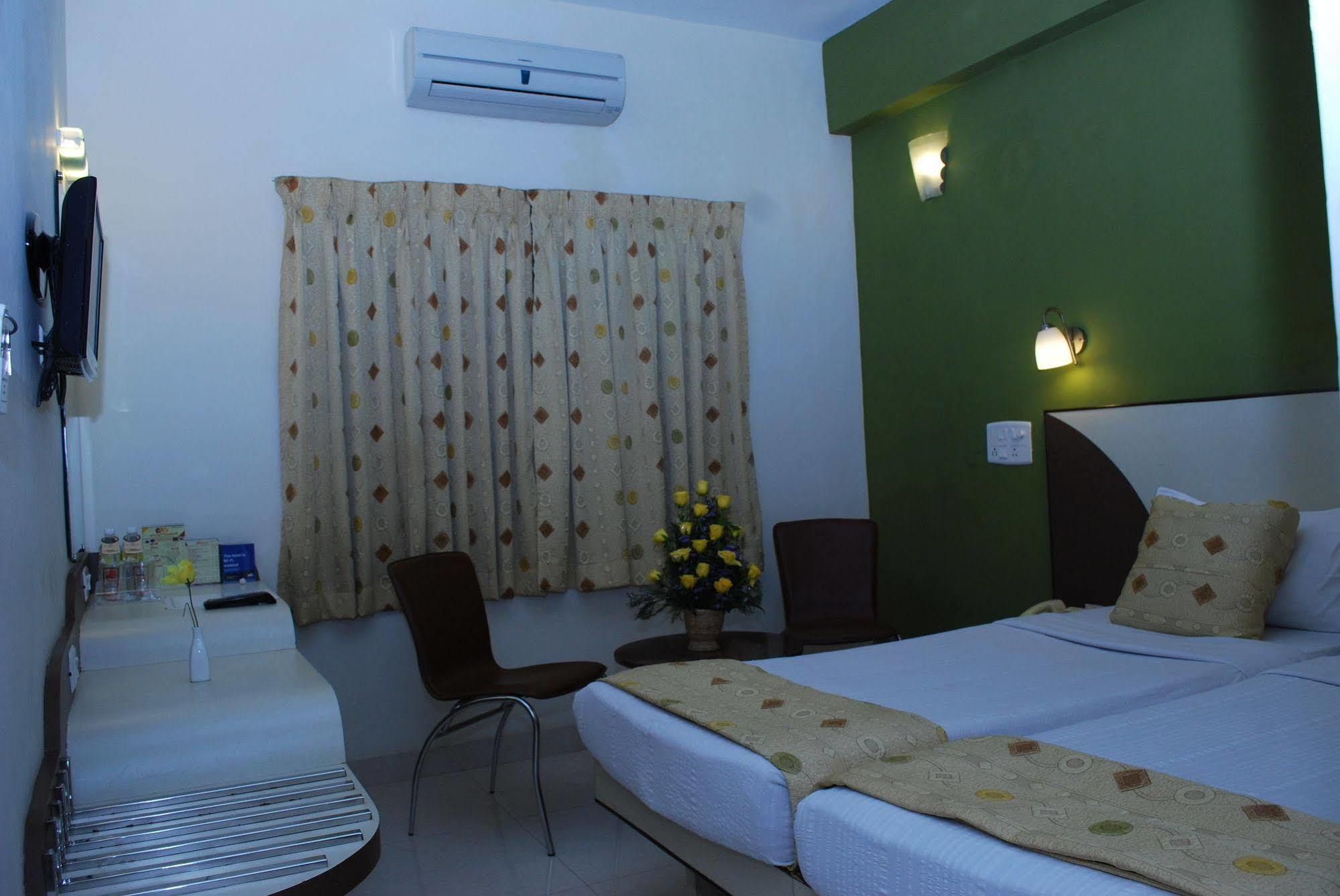 Hotel Pandian Ченай Екстериор снимка